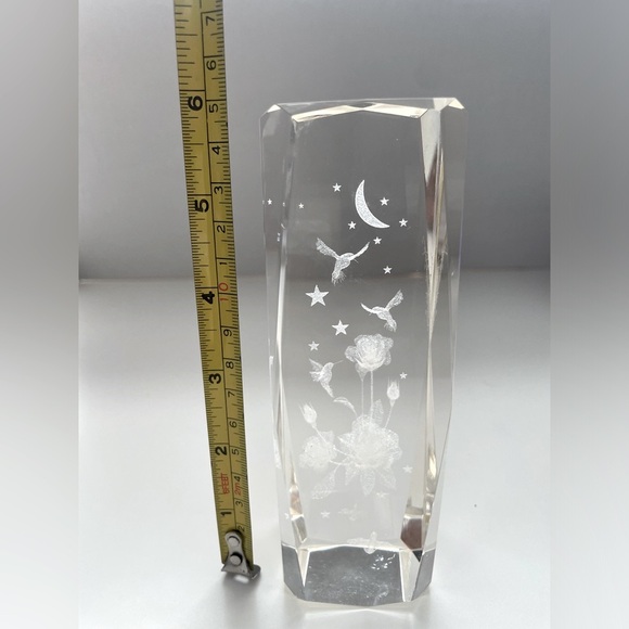 Vintage 3-D Laser Etched Crystal Paperweight Prism - Hummingbirds in the Garden - Picture 5 of 5